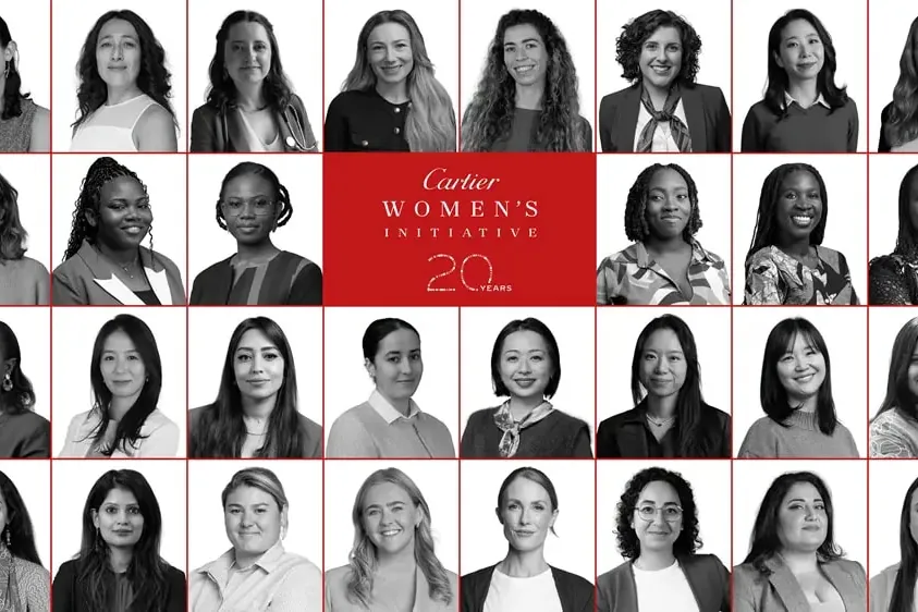 Mosaïque de portraits de lauréates de la Cartier Women's Initiative autour de l'emblème rouge des 20 ans