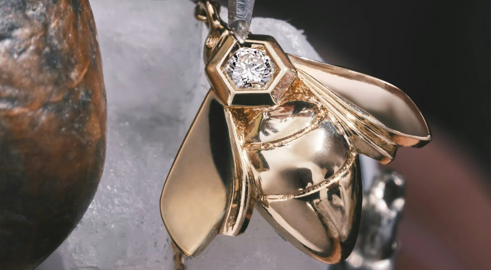 Pendentif abeille Bee de Chaumet en or, ailes polies et diamant serti dans un hexagone
