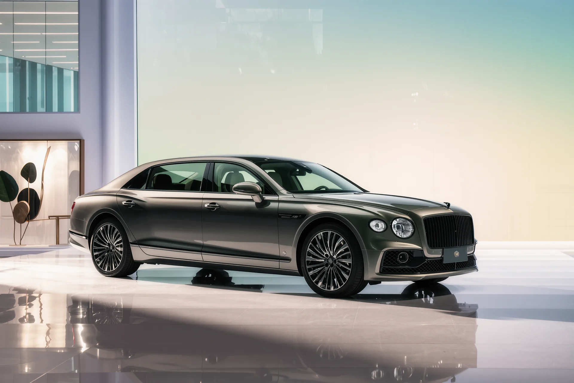 Carrosserie d'un gris profond sous la lumière, révélant les galbes et la profondeur d'une teinte d'usine