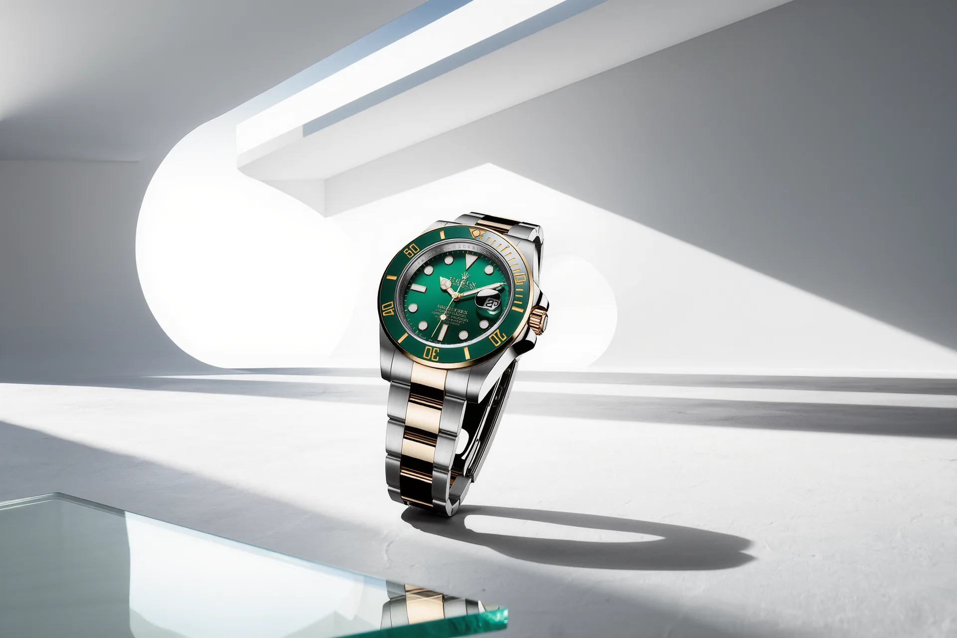 Montre de sport en acier à bracelet intégré, angles polis et surfaces satinées jouant avec la lumière d'un atelier