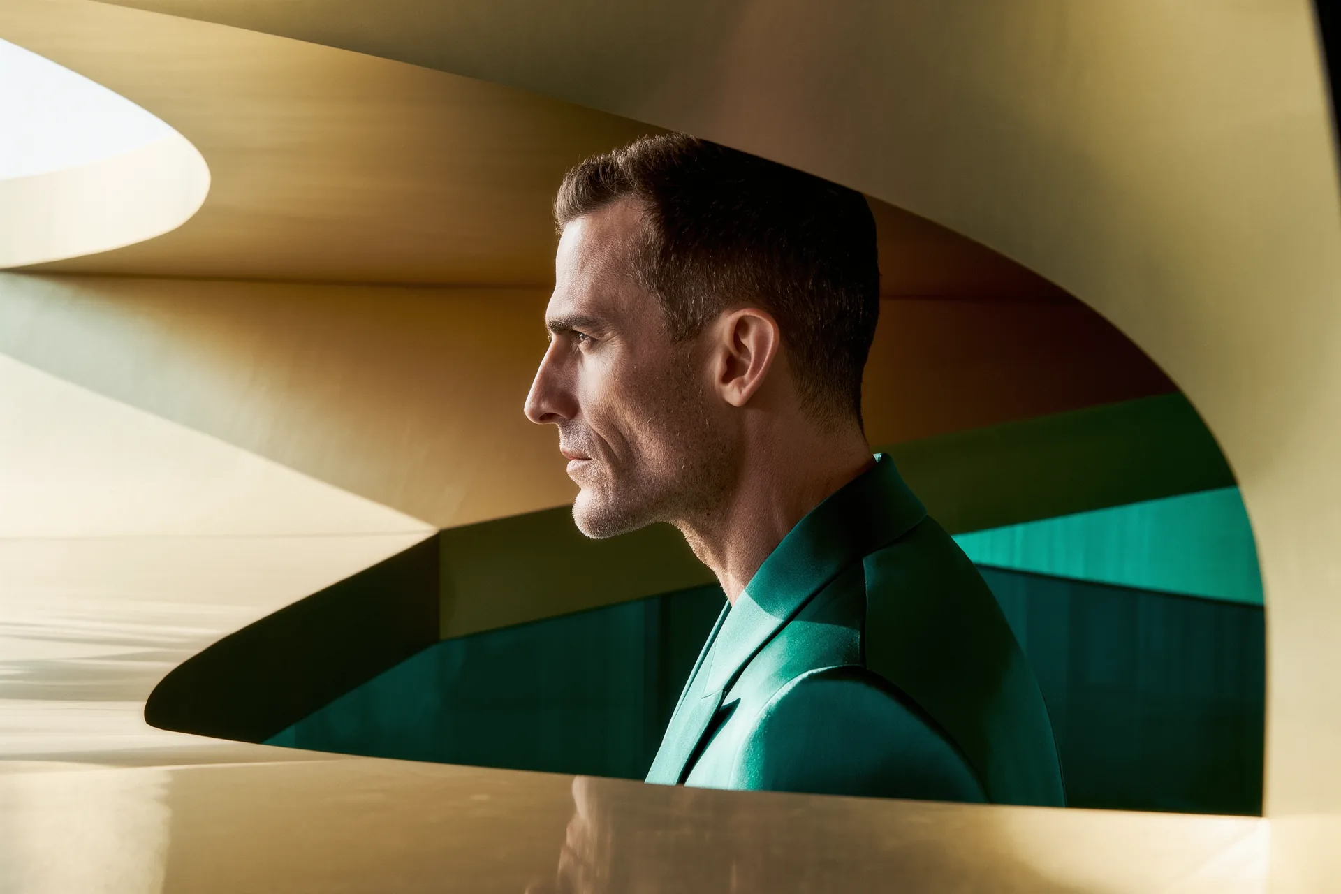 Profil masculin à la peau nette après le rasage, lumière naturelle du matin