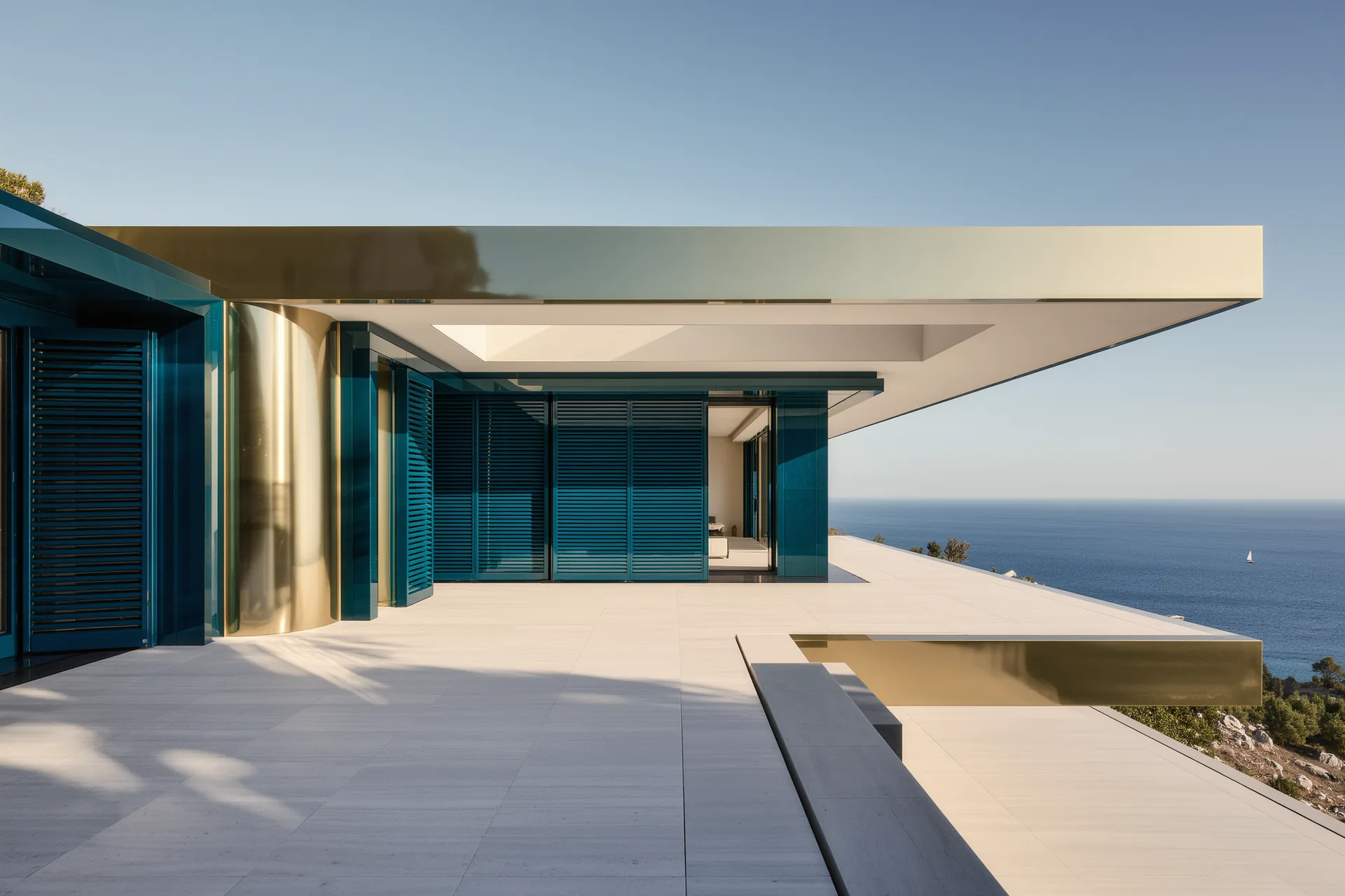Une villa aux volets bleus fermés face à la mer, terrasse déserte dans la lumière d'un jour hors saison.