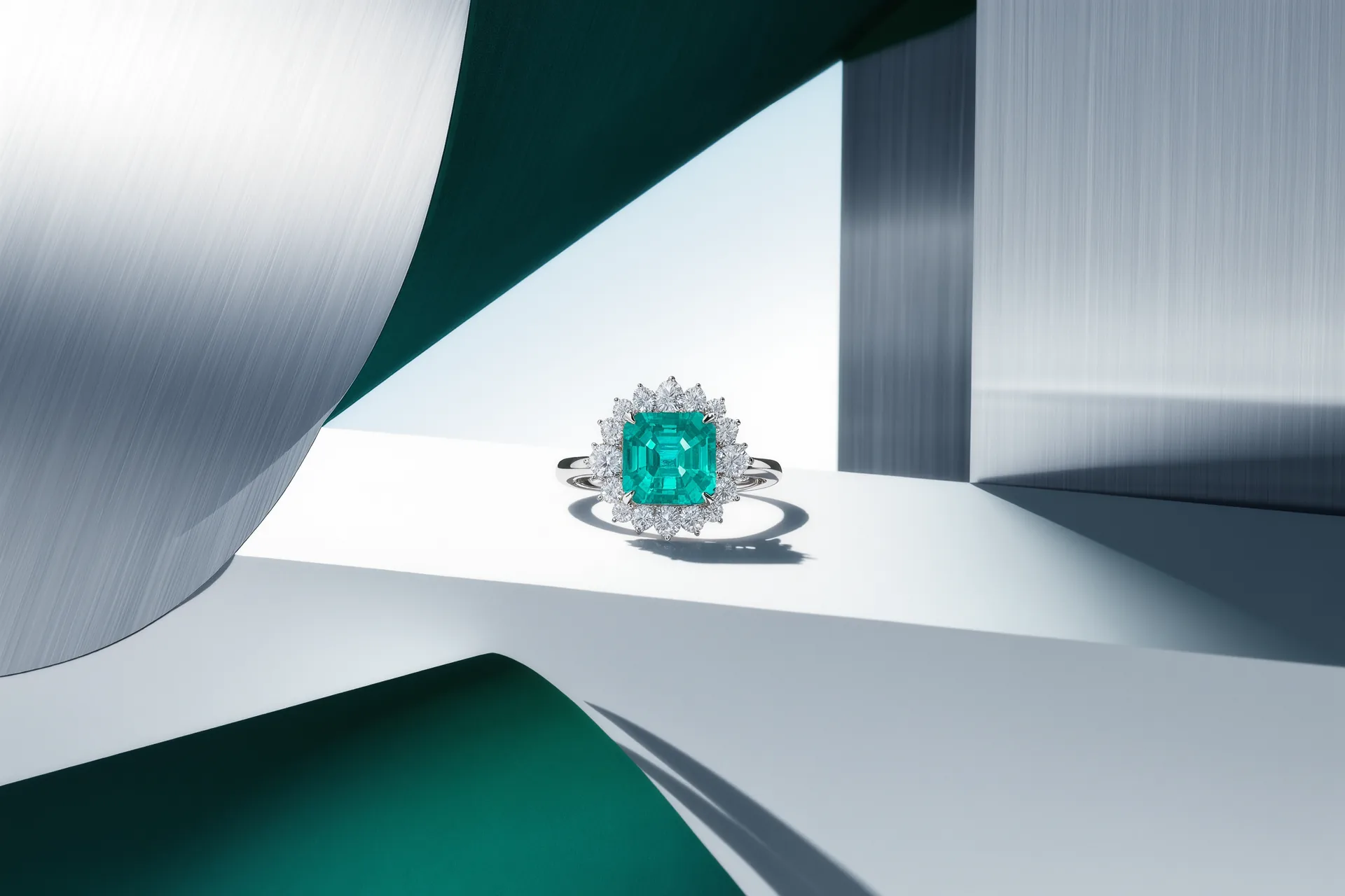 Une tsavorite d'un vert vif et limpide sertie de petits diamants sur or blanc