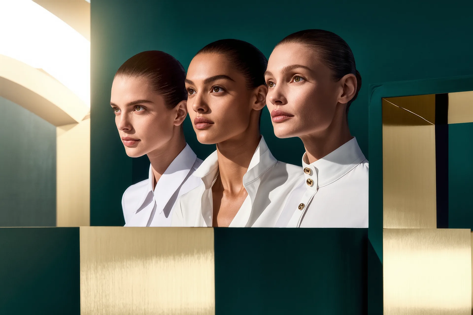 Trois cols de chemise blancs présentés côte à côte : classique, italien ouvert et boutonné.