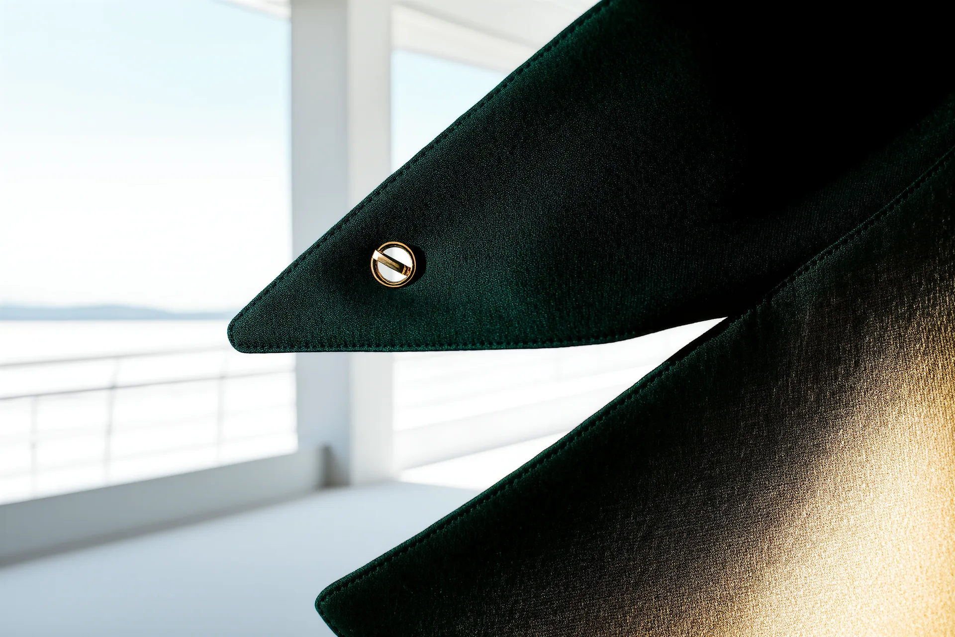 Détail d'un revers cranté de veste avec sa boutonnière et son cran parfaitement net