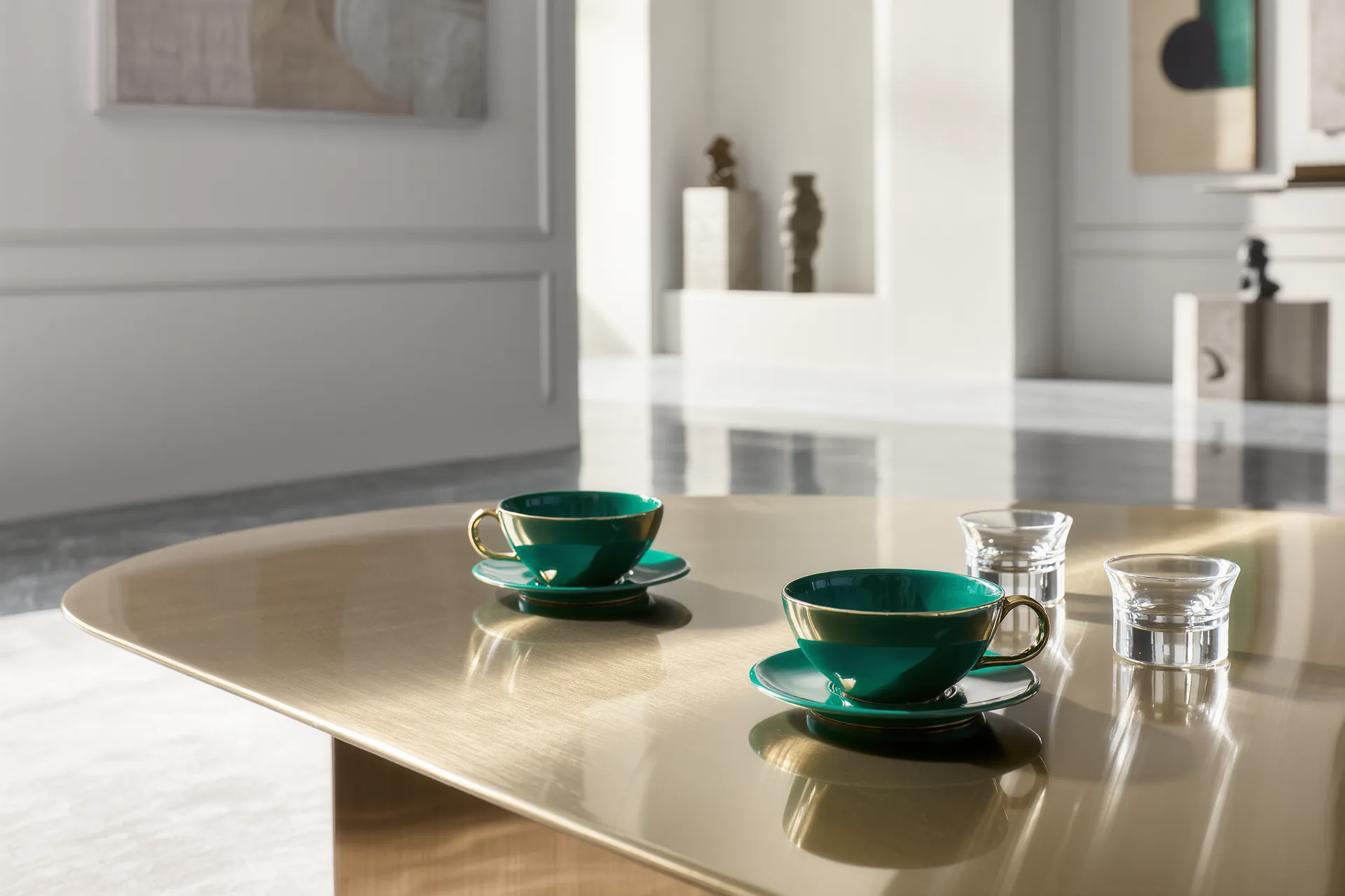 Tasses de café et petits verres à digestif posés sur une table basse de salon après le dîner