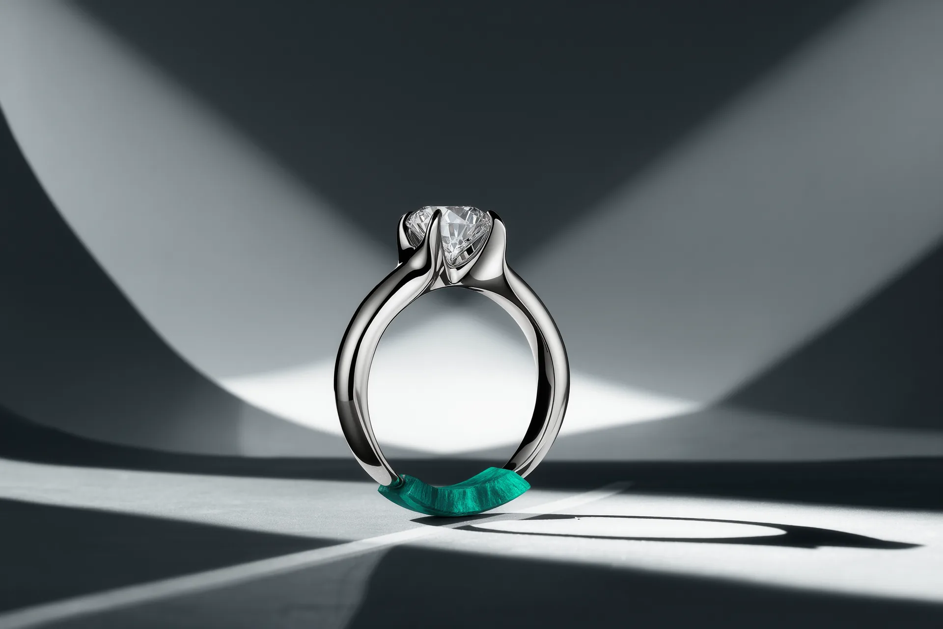 Bague en platine tenant un diamant, photographiée sous une lumière d'atelier révélant le gris profond du métal