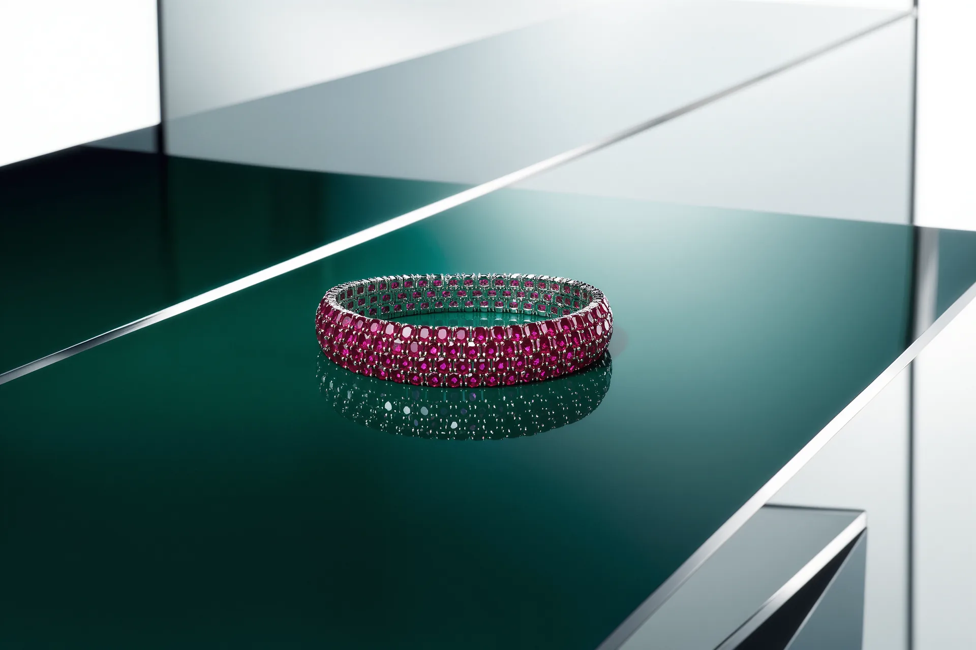 Bracelet en serti invisible formant une nappe continue de rubis sans métal apparent