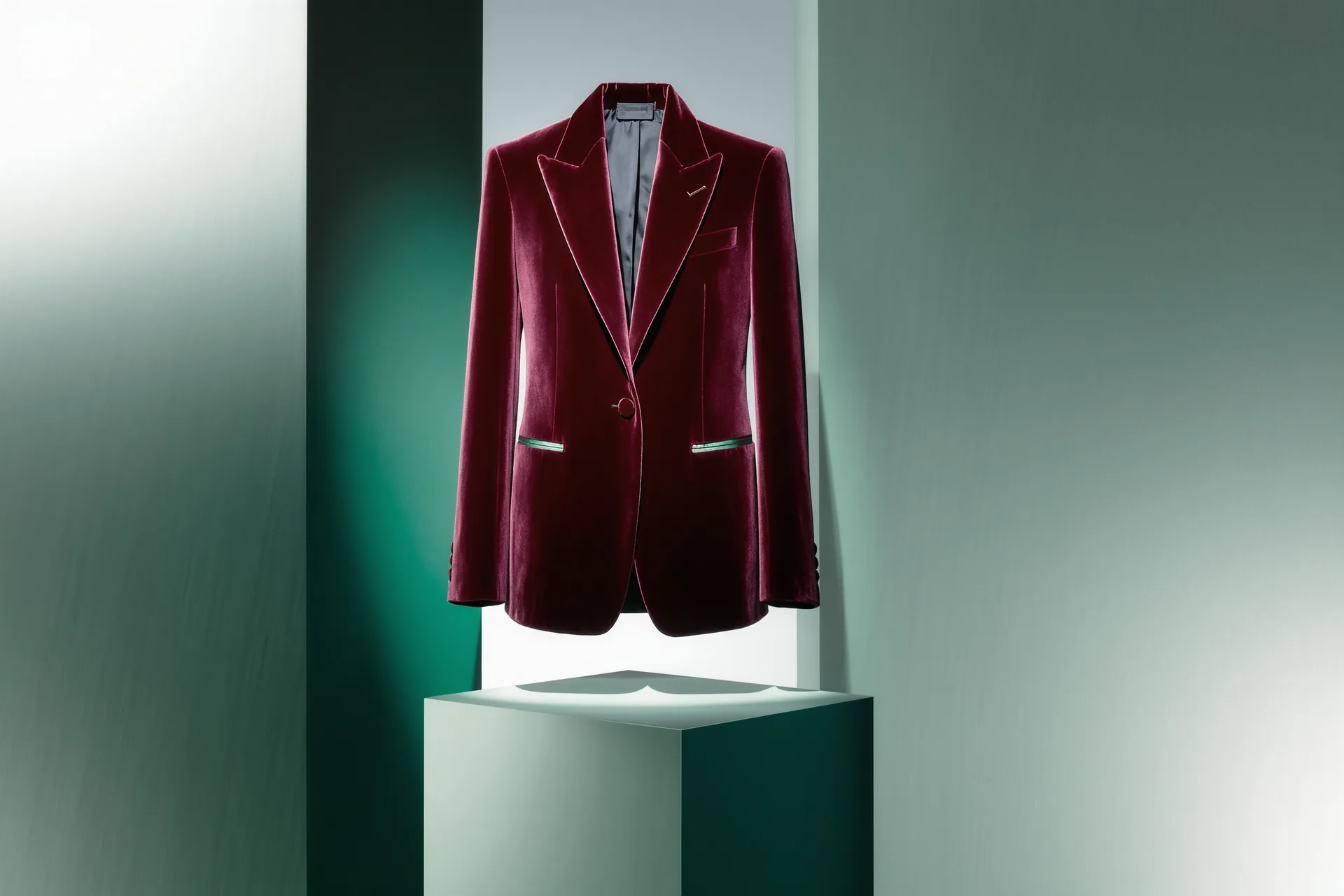 Veste de velours bordeaux dont le poil change de teinte selon l'inclinaison de la lumière