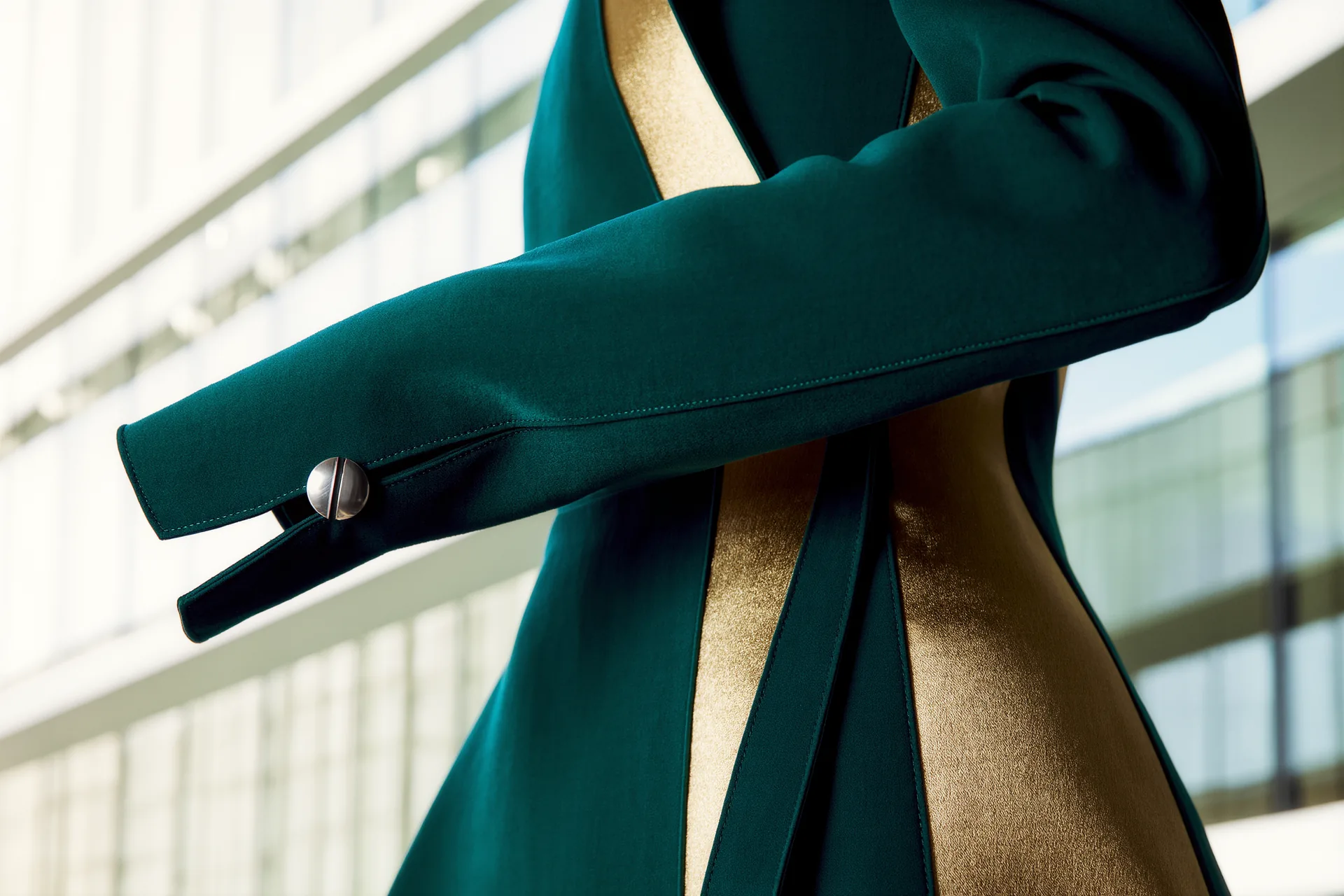 Un poignet de veste à boutonnières fonctionnelles cousues main, l'une déboutonnée