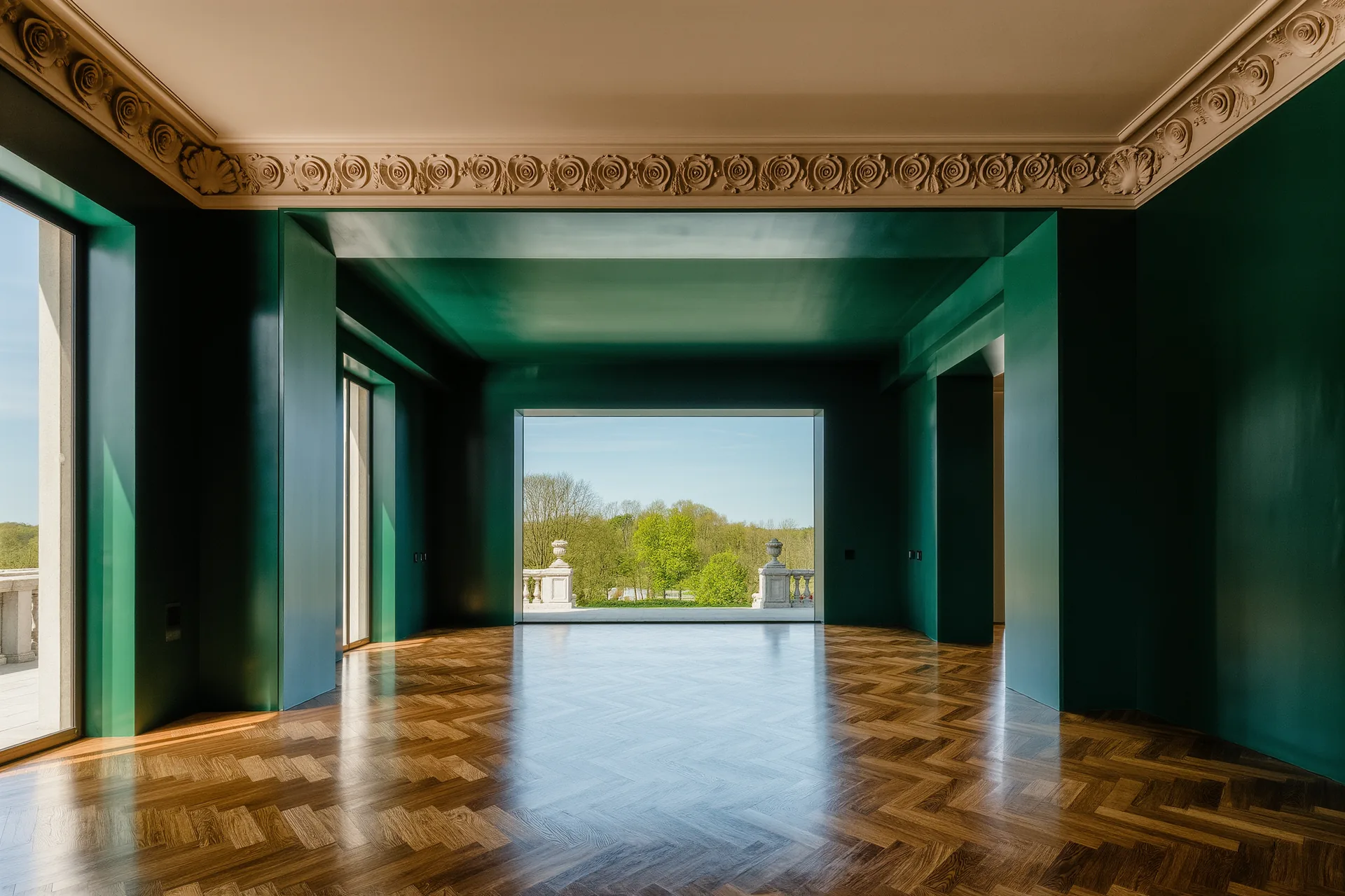 Salon ancien avec corniche moulurée, rosace au plafond et parquet en point de Hongrie ciré