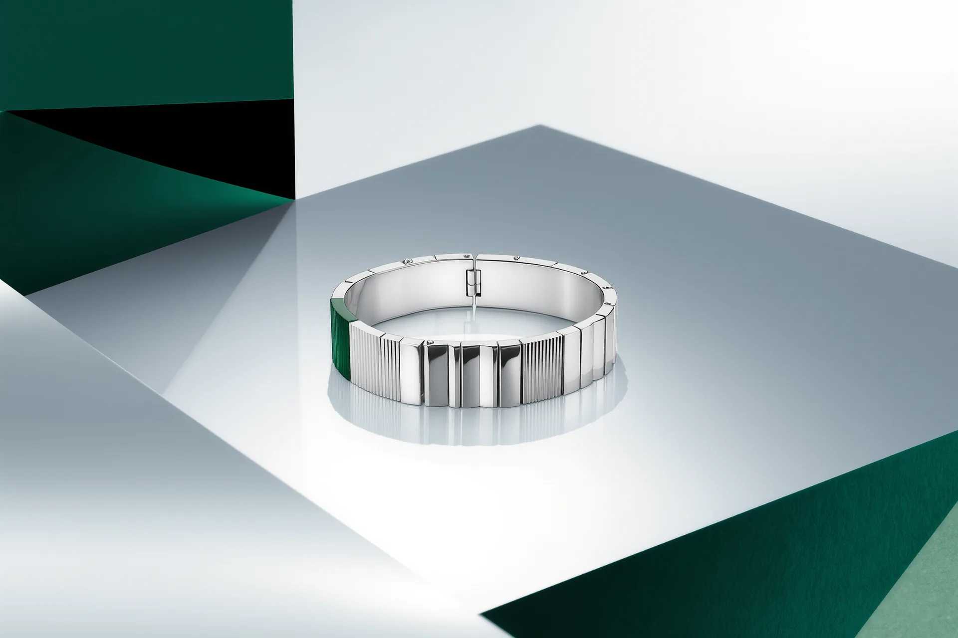 Bracelet mêlant surfaces polies miroir et zones satinées sous une lumière rasante