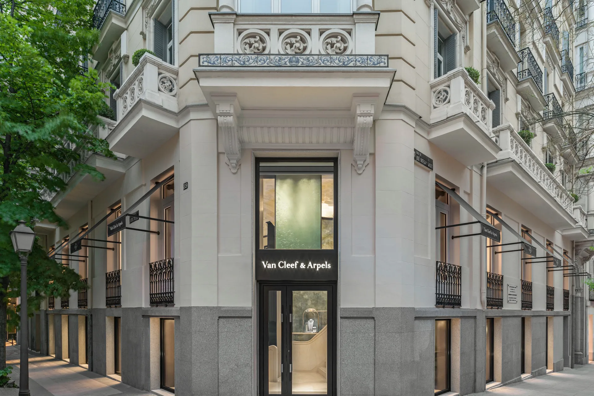 Façade de la boutique Van Cleef & Arpels à Madrid, à l'angle d'un immeuble historique de la Calle de José Ortega y Gasset
