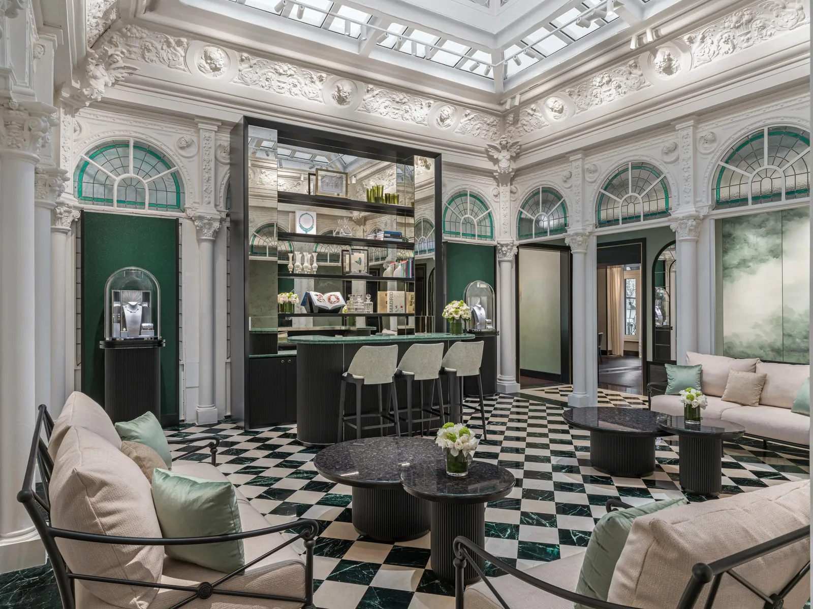 Jardin d'hiver de la boutique Van Cleef & Arpels à Madrid, atrium sous verrière avec sol en damier et Bar Lounge