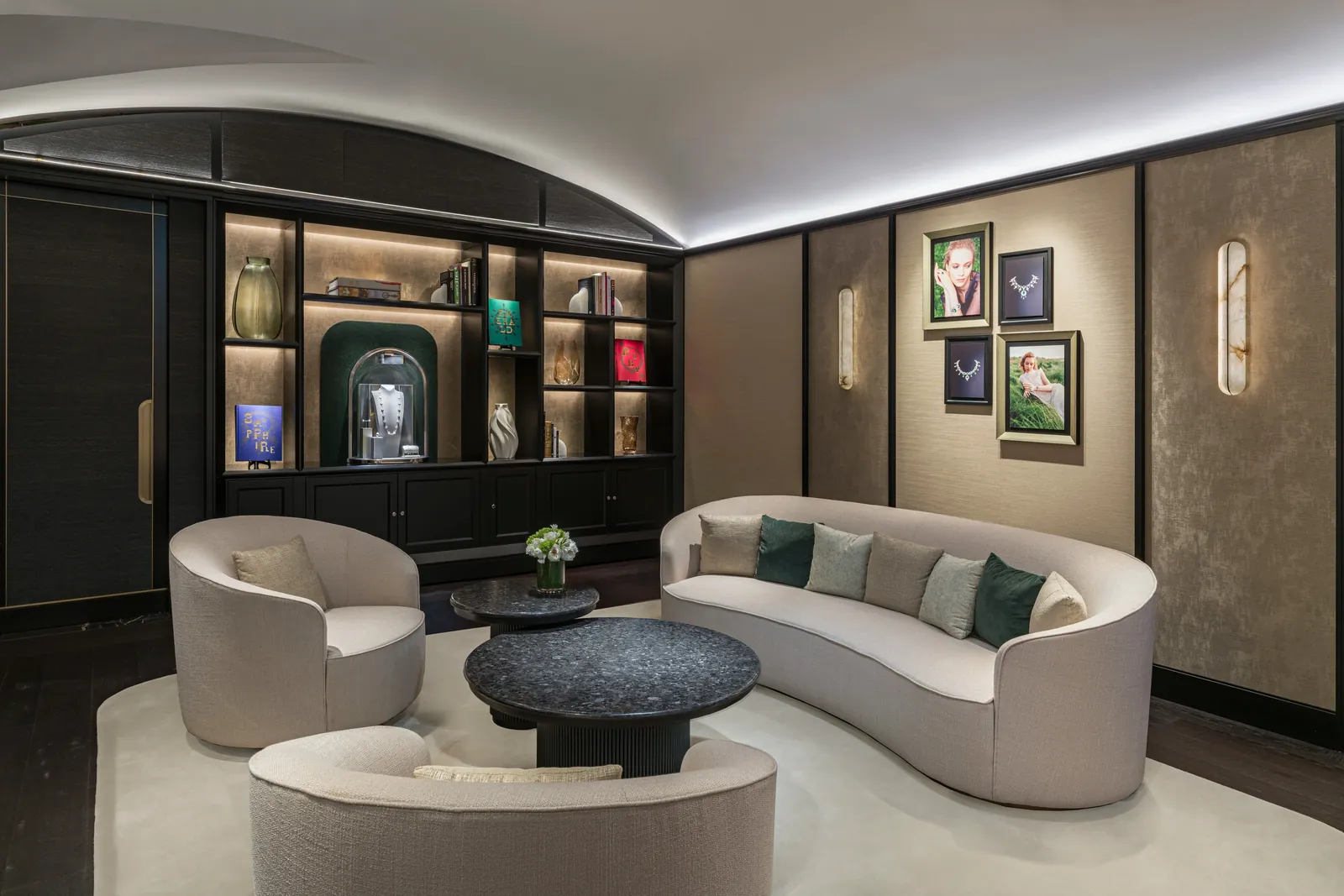 Salon de la boutique Van Cleef & Arpels à Madrid, canapés clairs et étagères éclairées présentant le patrimoine de la Maison